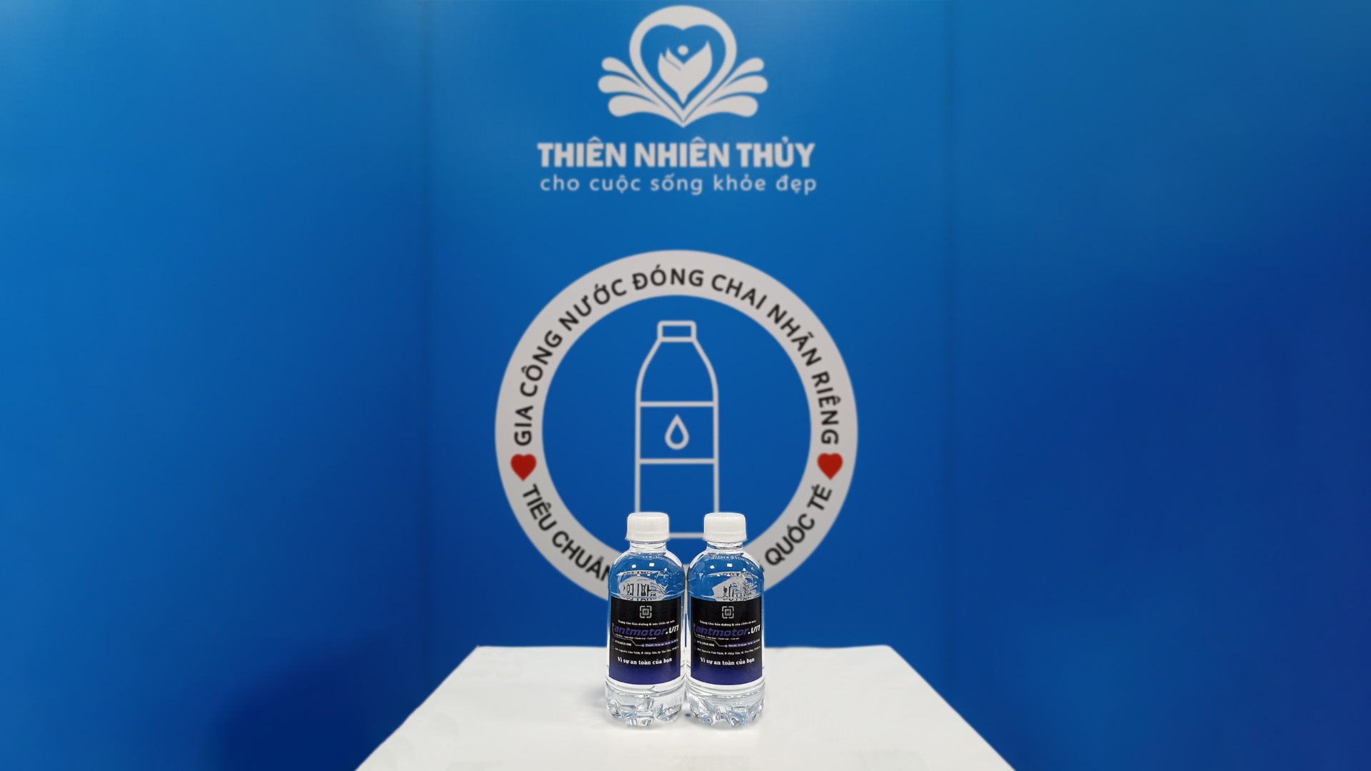 Antmotor Sử Dụng Nước Nhãn Logo Riêng: Thể Hiện Sự Chuyên Nghiệp Của Thương Hiệu